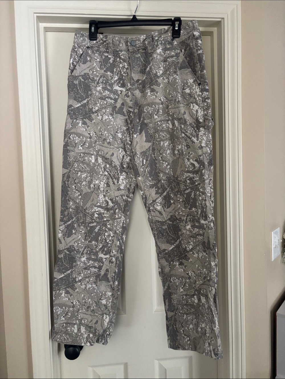 Aéropostale Woman’s Camouflage Utility Pants - Gray/Tan size medium 6-8